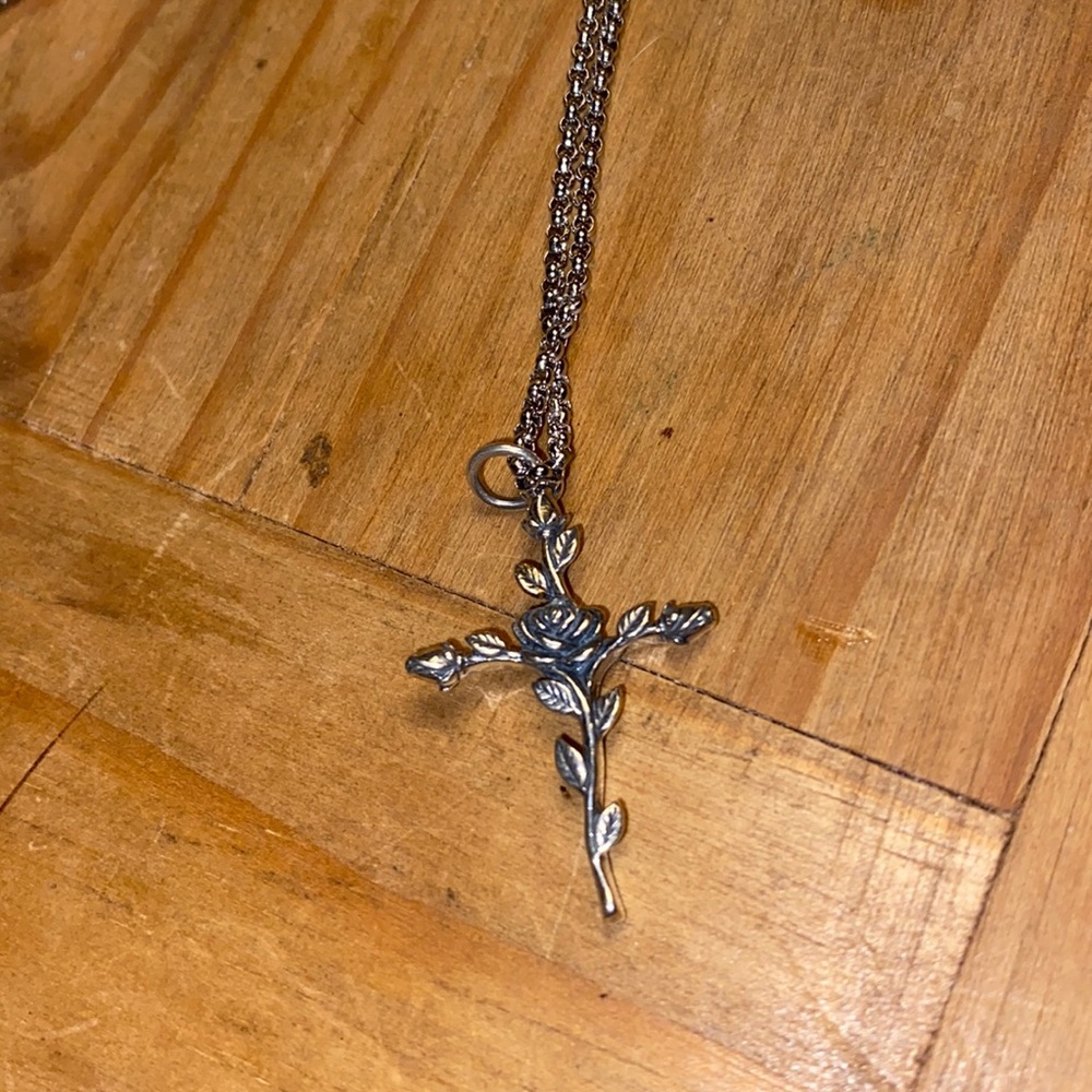 Stunning James Avery rosebud cross with 16 inch chain.